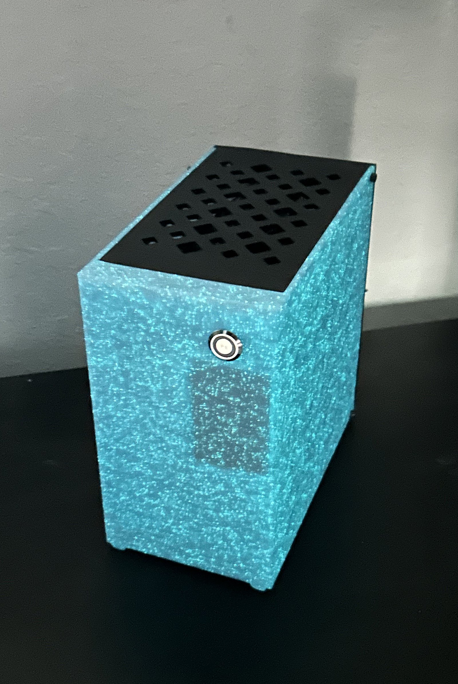 Fully assembled 3D printed Mini-ITX case V6