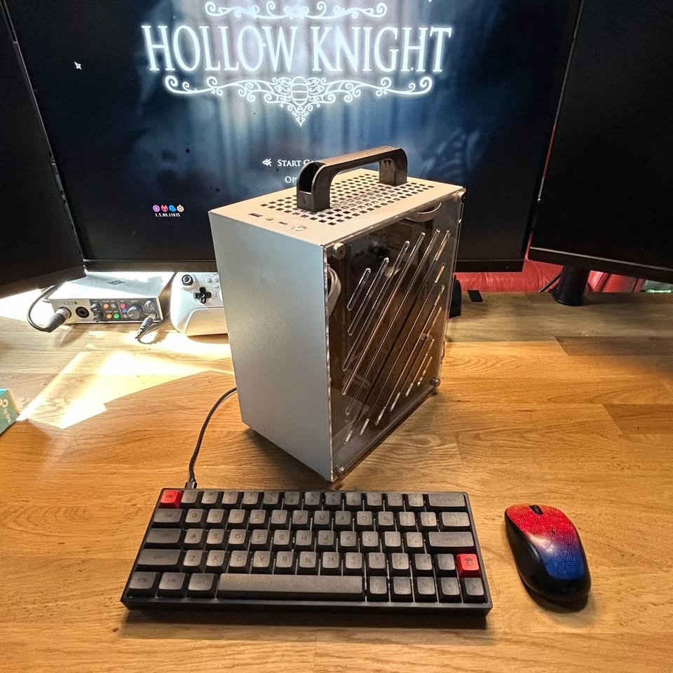 7.2 liter Mini-ITX backpack rig side view