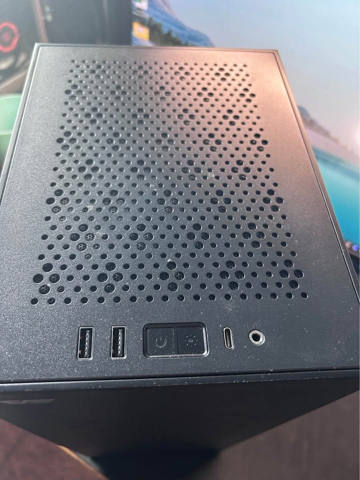 Mini-ITX build interior with 32 GB RAM